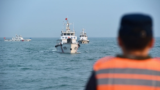 中国海警依法对菲律宾侵闯黄岩岛邻近海域的船只实施驱离